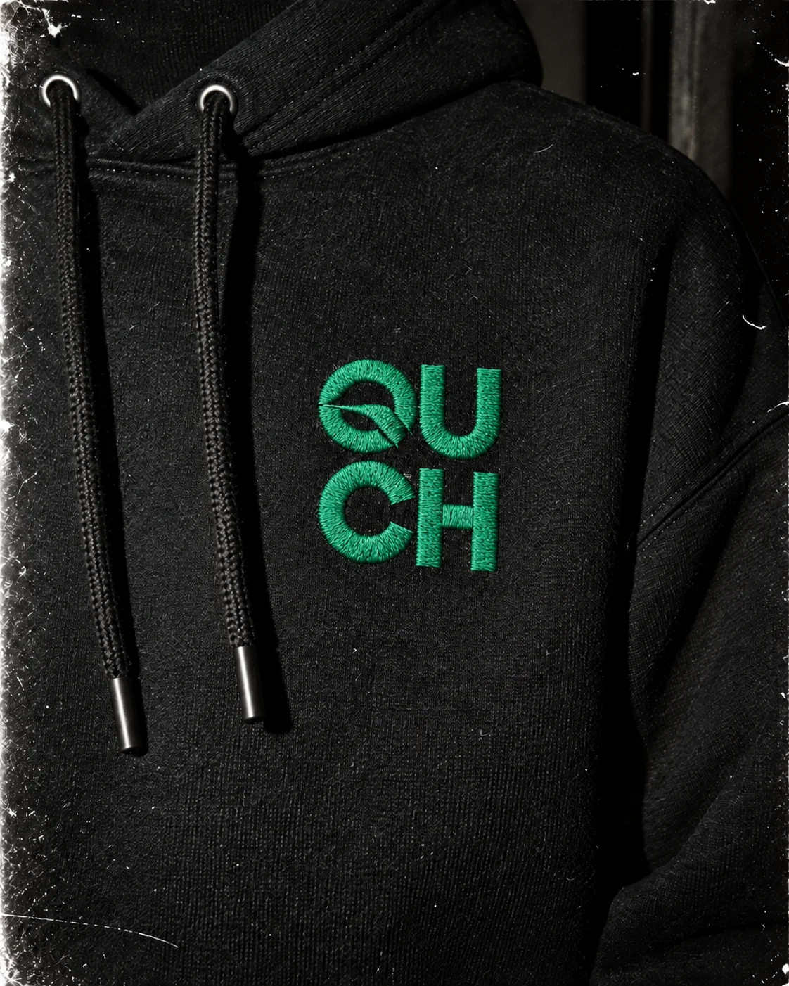 Вышитый логотип QUCH на груди